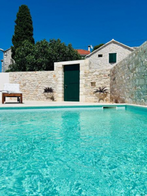 Heritage Island Escape - 2 bedroom Villa Bola with Private Pool & Free parking